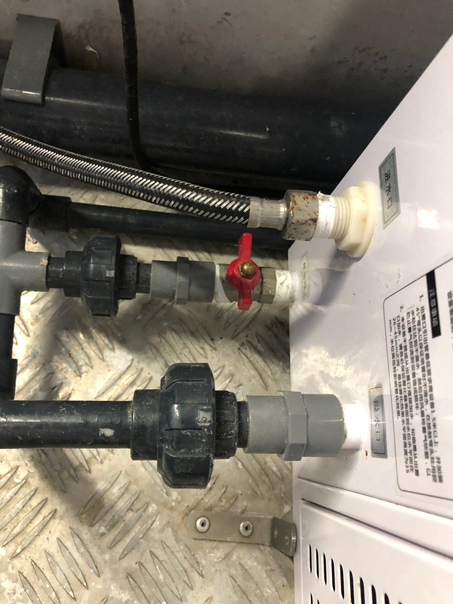 Water inlet and overflow connections on the humidifier unit